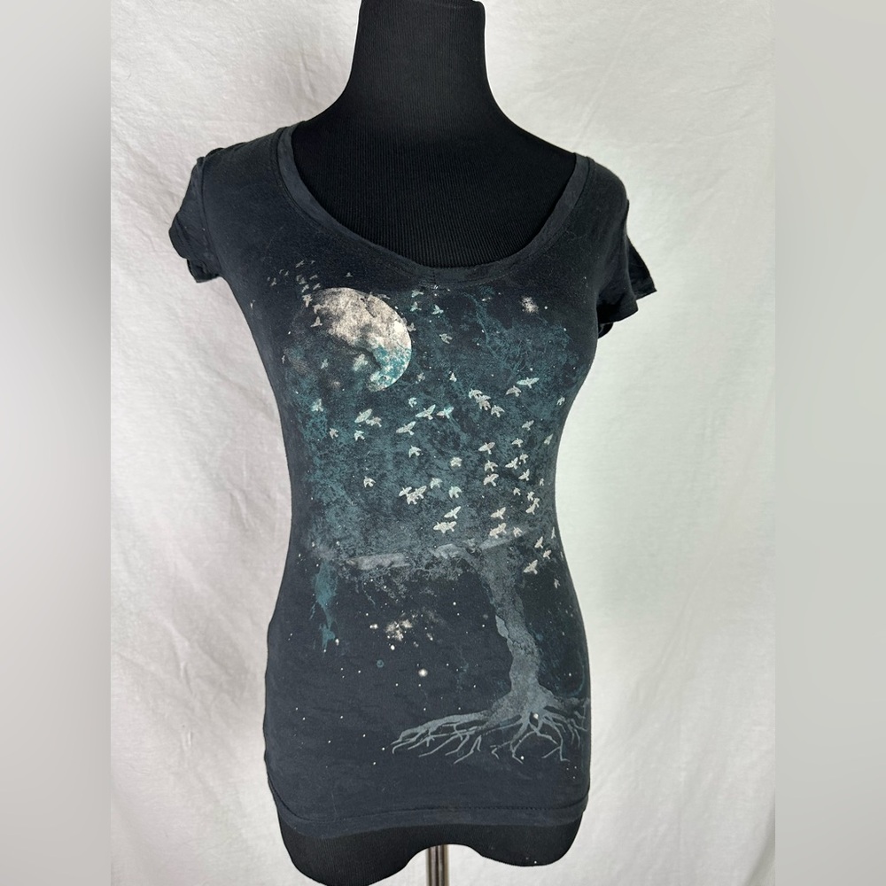 Stranded graphic t v-neck with moon, birds and burnt out fabric design XS